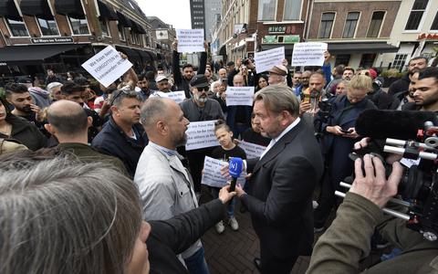 Vluchtelingen uit de noodopvang in het WTC in Leeuwarden vragen aandacht voor hun situatie bij Nationale Ombudsman Reinier van Zutphen, 8 juni 2022. 