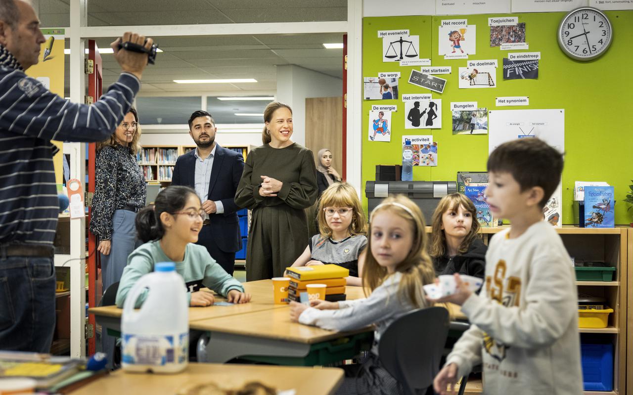 Minister Carola Schouten (Armoedebeleid, Participatie en Pensioenen) bezoekt in het kader van wereldarmoededag een basisschool in Schiedam waar ze voor de leerlingen een gratis schoolontbijt serveren.