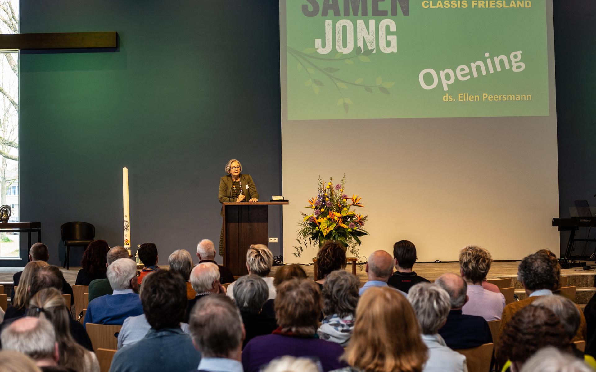 Opening door dominee Ellen Peersmann, voorzitter van de classis Fryslân, tijdens de inspiratiedag van de Classis Fryslân in de PKN-kerk van De Westereen.