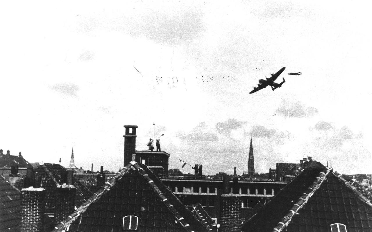 Een voedseldropping door een Lancaster op de renbaan van Duindigt bij Den Haag. 