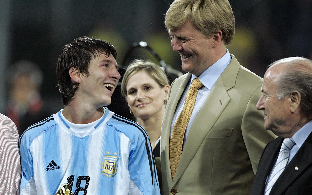 Lionel Messi viert het Argentijnse kampioenschap op het jeugd-WK in 2005 met toen nog prins Willem-Alexander. Rechts FIFA-directeur Sepp Blatter. 