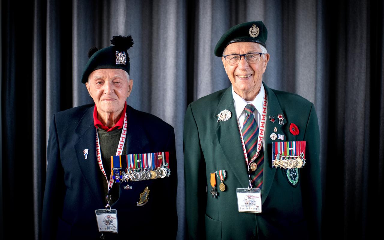 De Canadese veteranen Jim Sparks (groen jasje) en Art Boon waren in mei 2022 nog in Fryslân. De Canadese veteranen Jim Sparks (groen jasje) en Art Boon waren in mei 2022 nog in Fryslân.