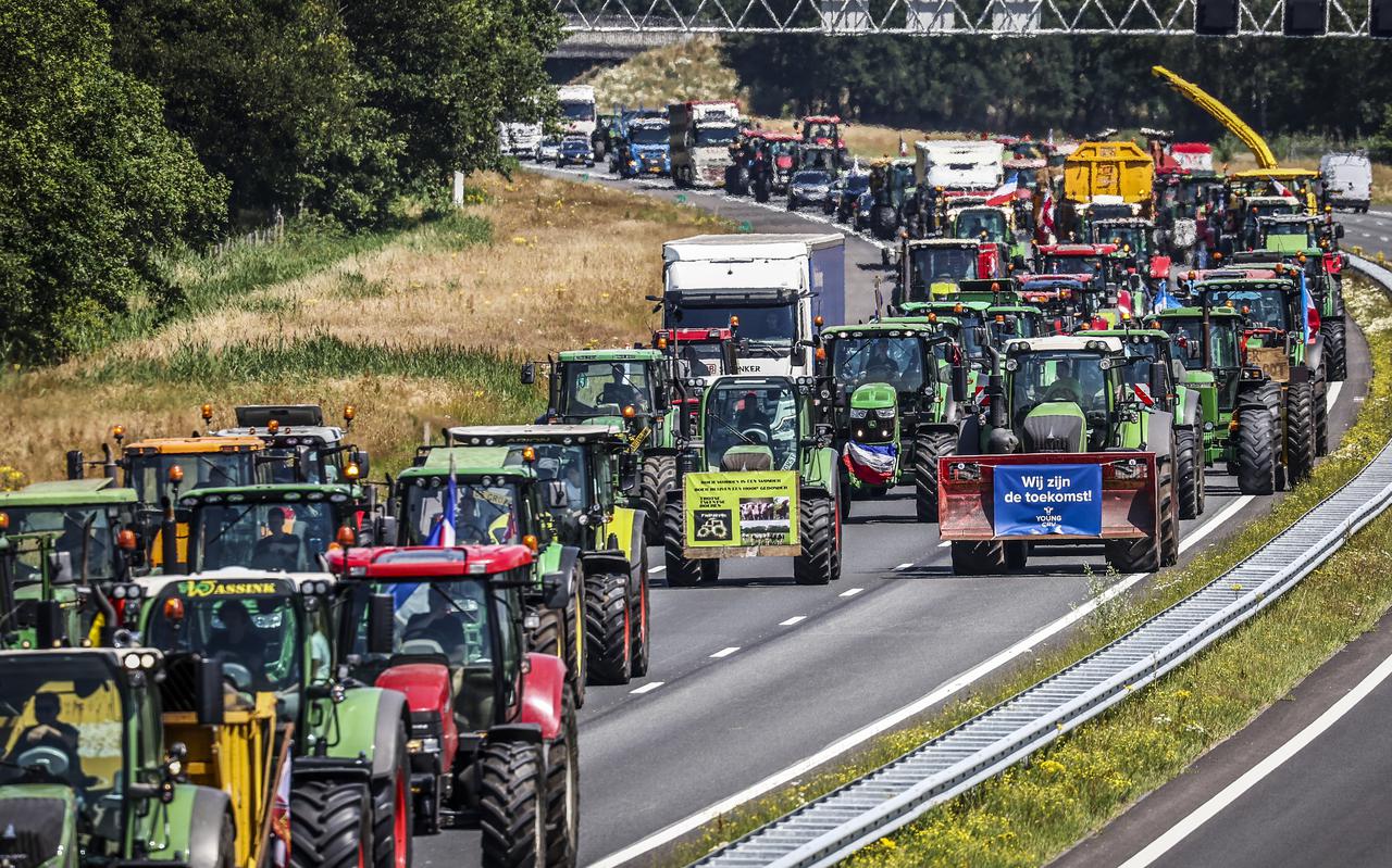 Trekkers met protesterende boeren onderweg op de A1 in de buurt van Enter. 