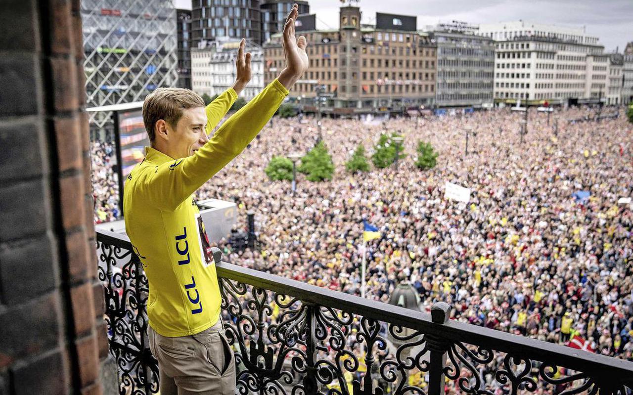 Jonas Vingegaard begroet zijn fans.