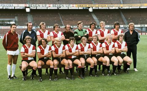 De Feyenoord selectie in het seizoen 73/74 met zittend (vijfde van links) Wim Jansen. 