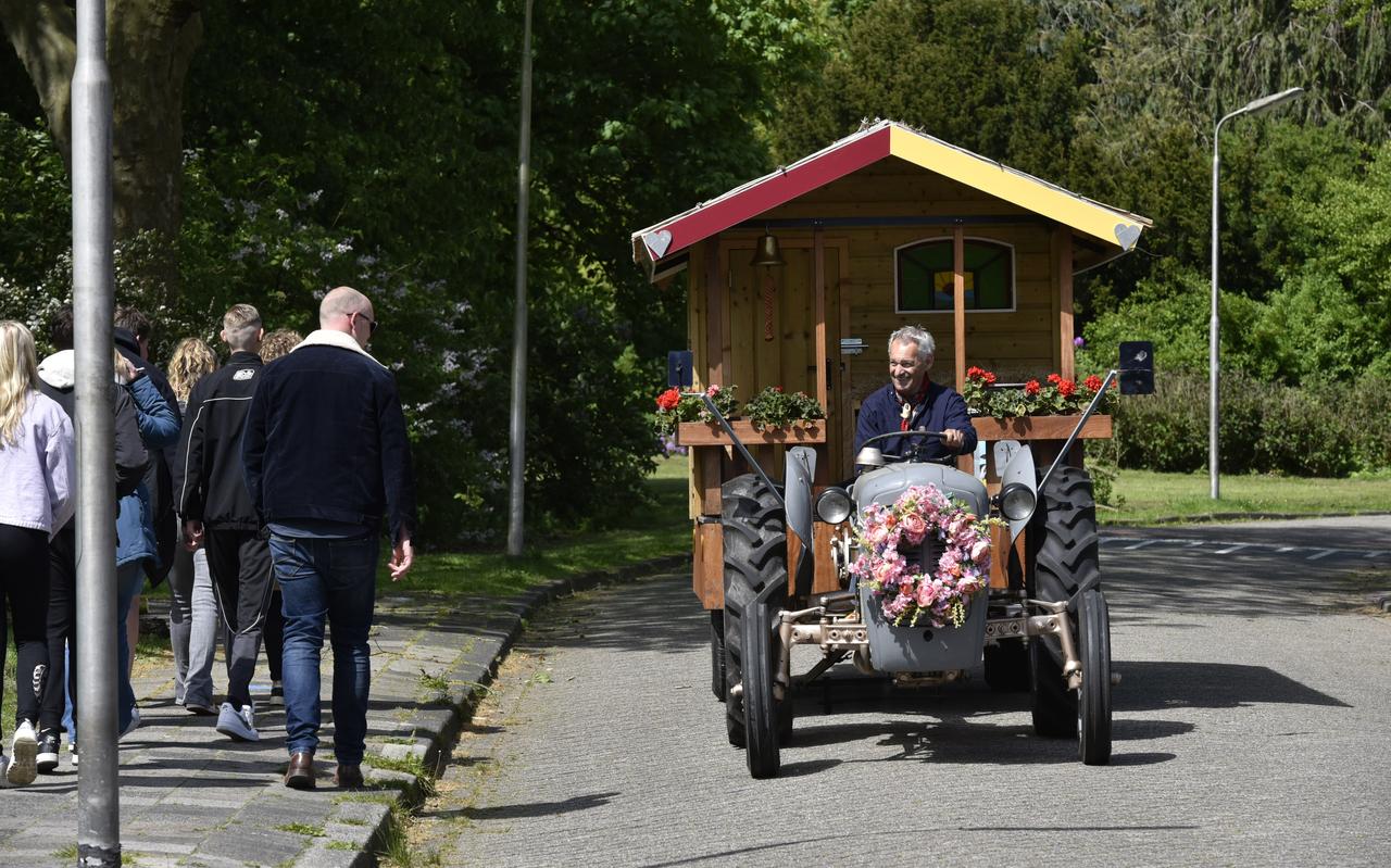 Rob van Hoogdalem tijdens zijn tocht door Leeuwarden. Rob van Hoogdalem tijdens zijn tocht door Leeuwarden.