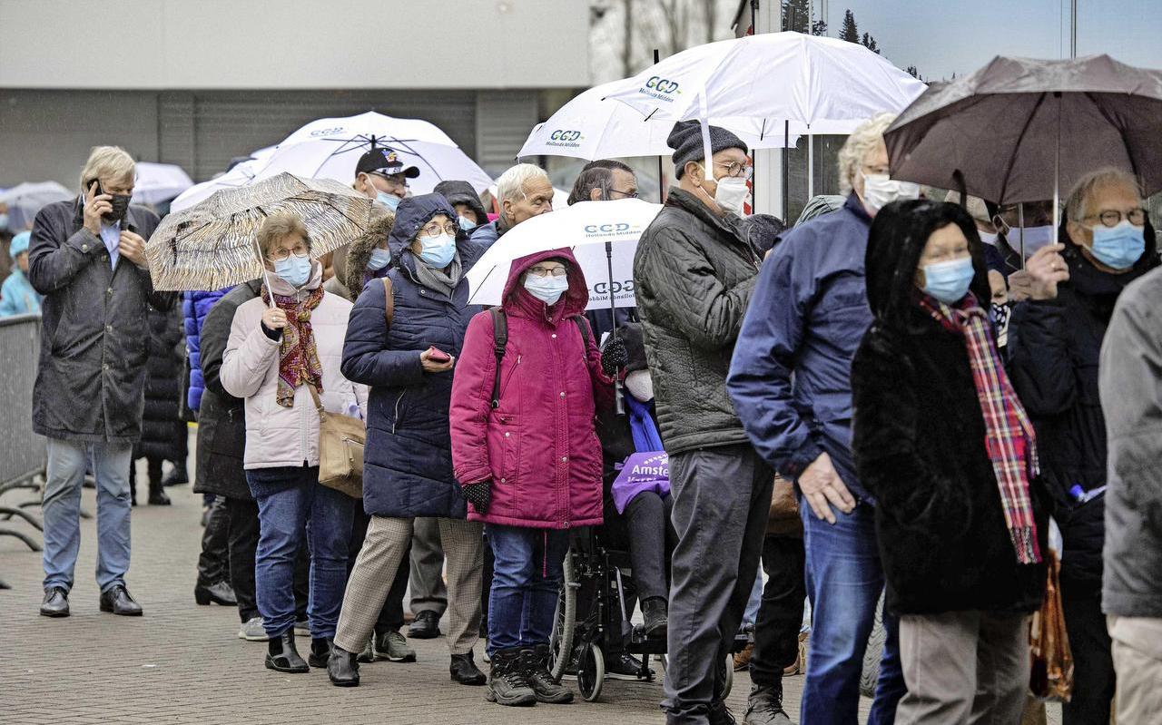 Lange rijen in Gouda vorige week om een boosterprik te halen. Lange rijen in Gouda vorige week om een boosterprik te halen.