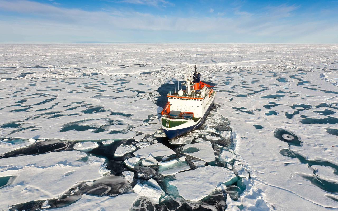Smeltend ijs in het Noordpoolgebied maakt nieuwe scheepvaartroutes mogelijk wat tot conflicten kan leiden tussen landen.  
