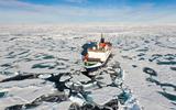 Smeltend ijs in het Noordpoolgebied maakt nieuwe scheepvaartroutes mogelijk wat tot conflicten kan leiden tussen landen.  