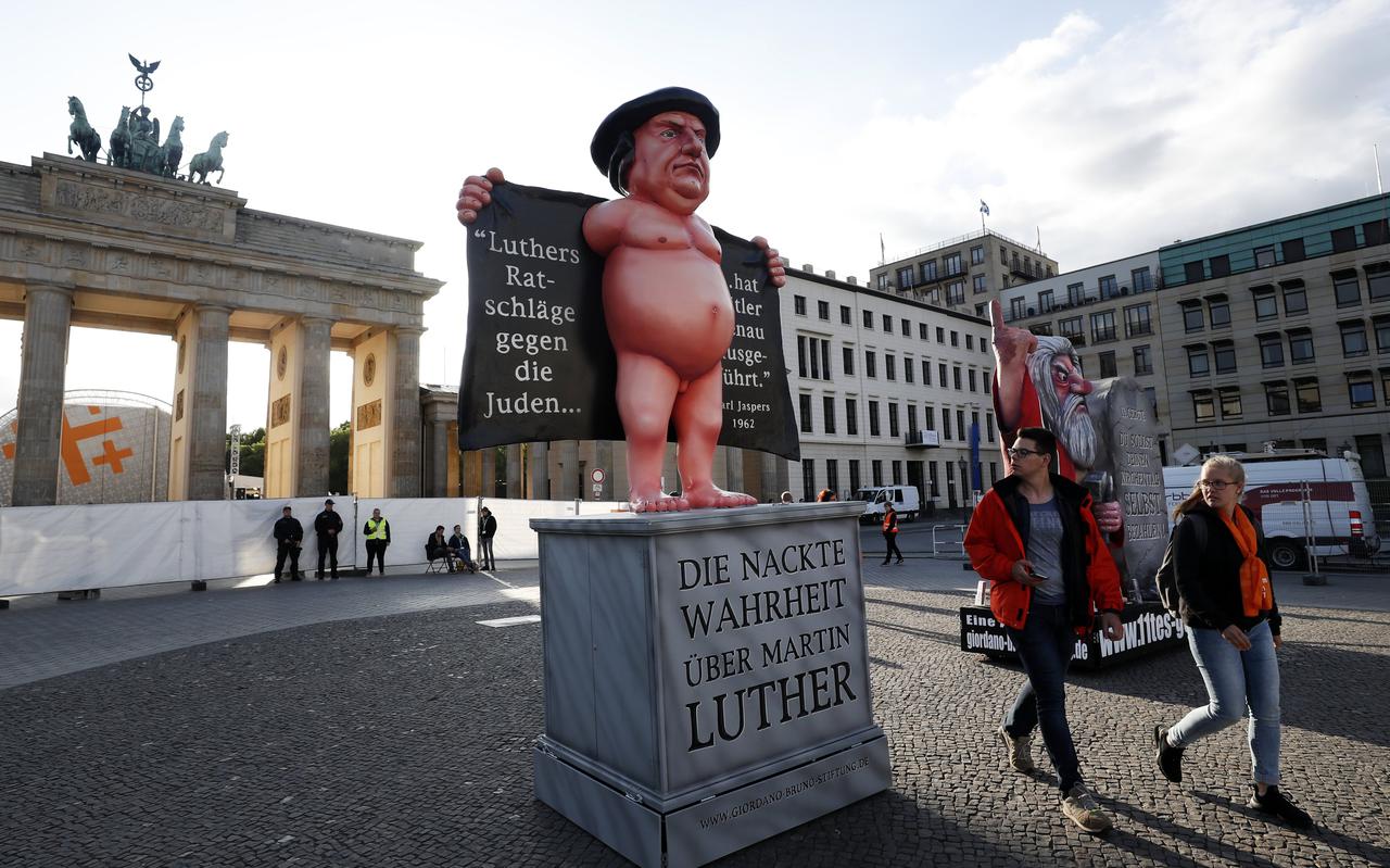 Een protest tegen Luther tijdens de Kirchentag van 2017 in Berlijn. Op het beeld staat de uitspraak van de filosoof Karl Jaspers (1883-1969): 'Luthers adviezen tegen de Joden zijn door Hitler tot in detail uitgevoerd'. 