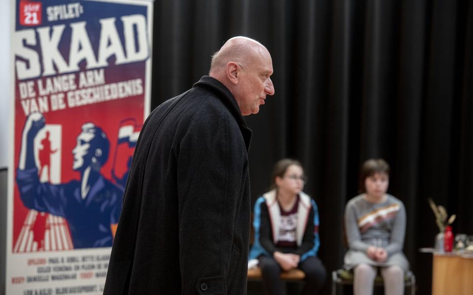Acteur Paul R. Kooij voert een scène op van de voorstelling Skaad over het leven van verzetsheld Gerard Reeskamp.