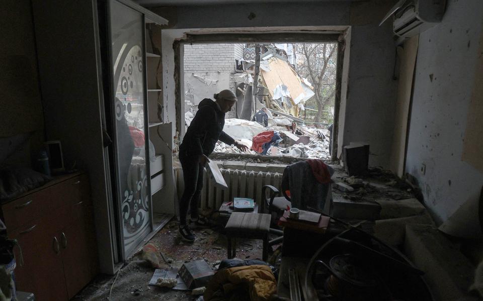 "Als je huis wordt vernield, leidt dat tot existentiële ontwrichting. Je verliest je veilige plaats in het leven”, zegt John Swinton. Op de foto: een Oekraïner in een beschadigde flat, na Russische aanvallen.
