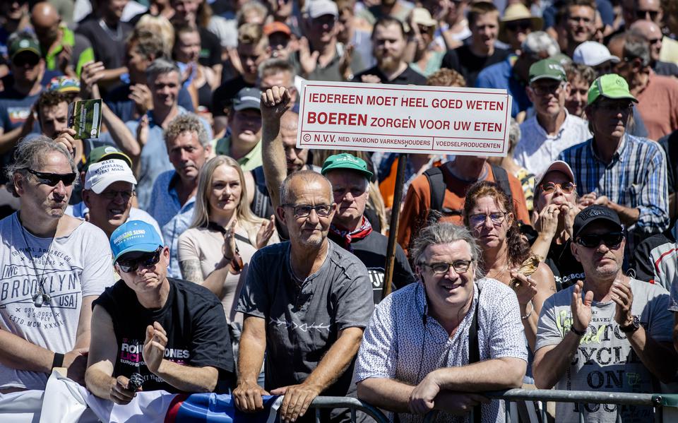 Deelnemers van het boerenprotest op het terrein in Stroe. 