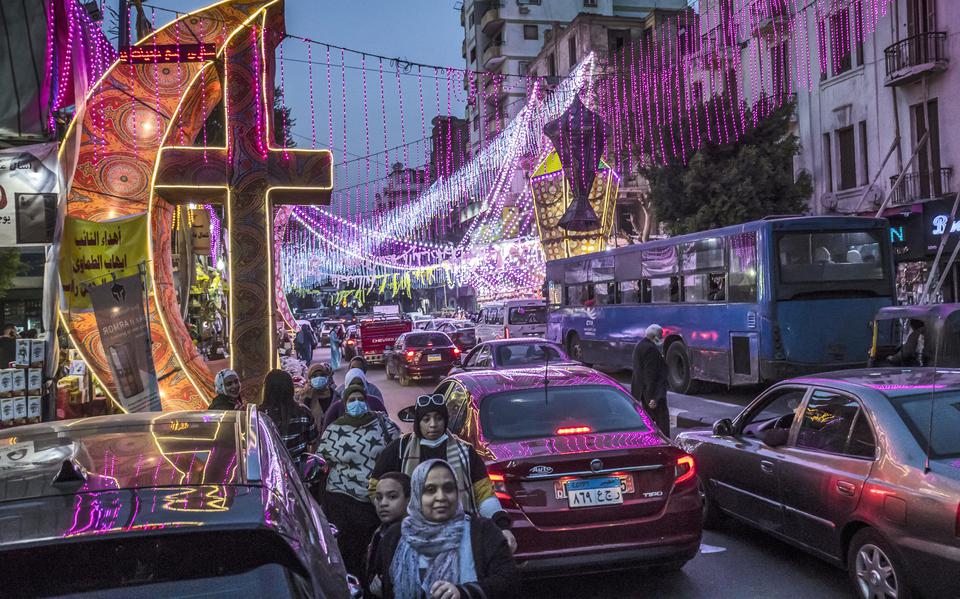 Versiering van een gigantische halve maan en een kruis markeerden in 2021 het begin van de islamitische heilige vastenmaand ramadan in een voornamelijk christelijke wijk van Cairo. 