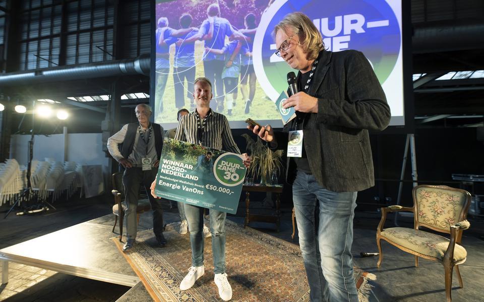 Jan Koster van Energie VanOns nam de hoofdprijs van de Duurzame Dertig in ontvangst. Die werd uitgereikt door Evert van Dijk (rechts), hoofredacteur van 'Dagblad van het Noorden' en directielid van Mediahuis Noord. 