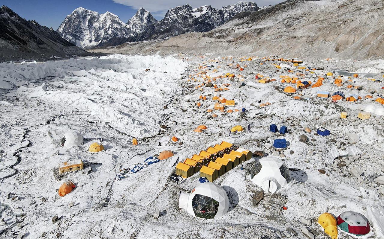 Het kampeerterrein op de Mount Everest moet verplaatst. 