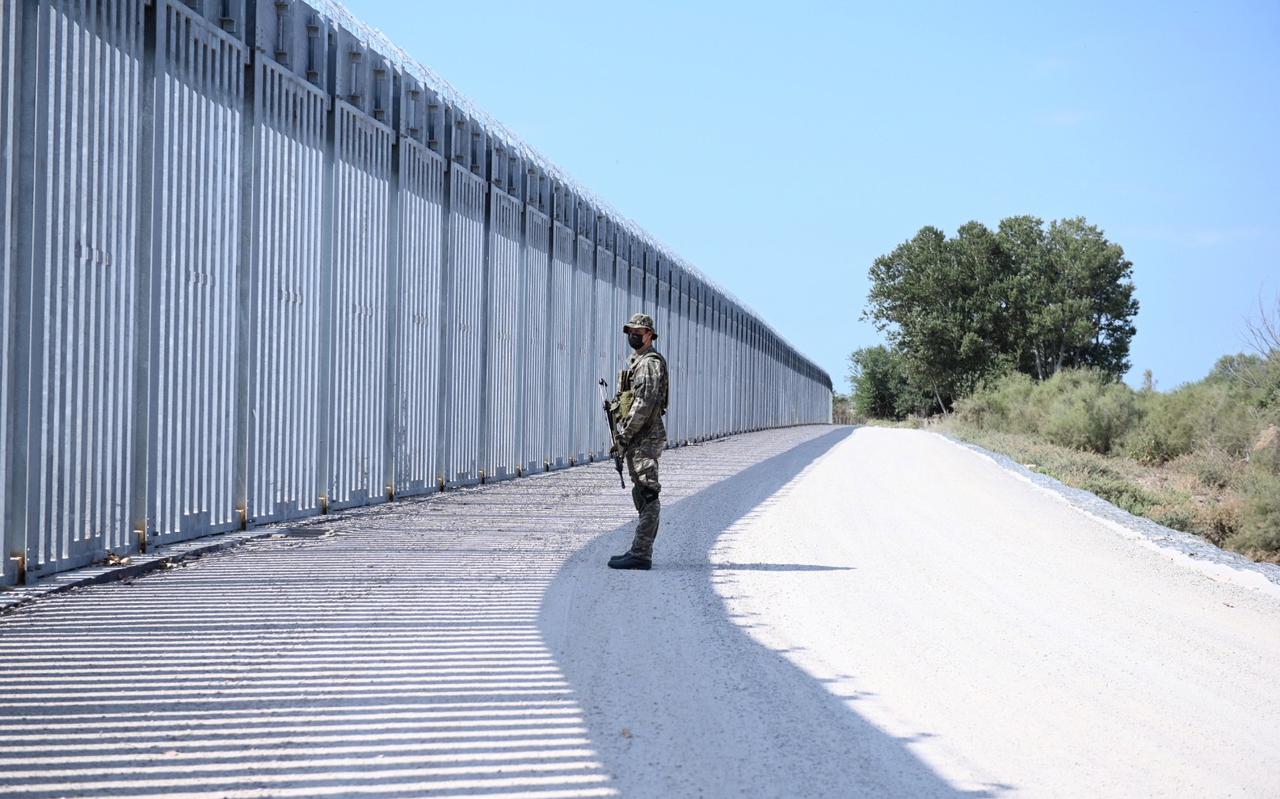 Een soldaat staat voor een stalen hek gebouwd langs de Evrosrivier op de Grieks-Turkse grens.