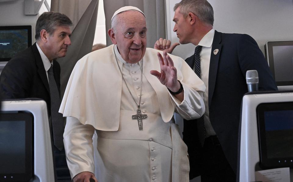 De paus zondag in het vliegtuig op weg naar Rome na zijn bezoek aan Congo en Zuid-Soedan. 
