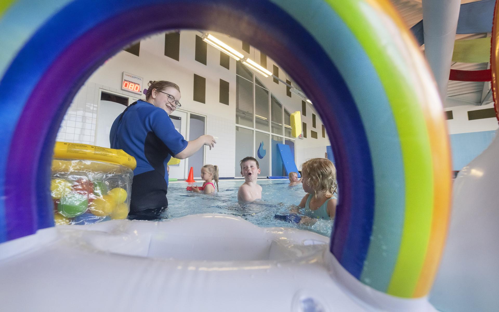 Waar moeten kinderen straks het zwemdiploma halen? Sluiting van het zwembad zou niet alleen Burdaard