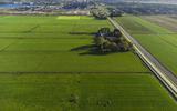 Dronefoto van boerderijen in het landbouwgebied in de Mastenbroekerpolder bij Zwolle. 