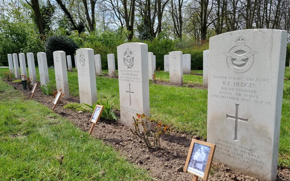 De graven op het ereveld van Lemmer, met de foto's van de geallieerden.