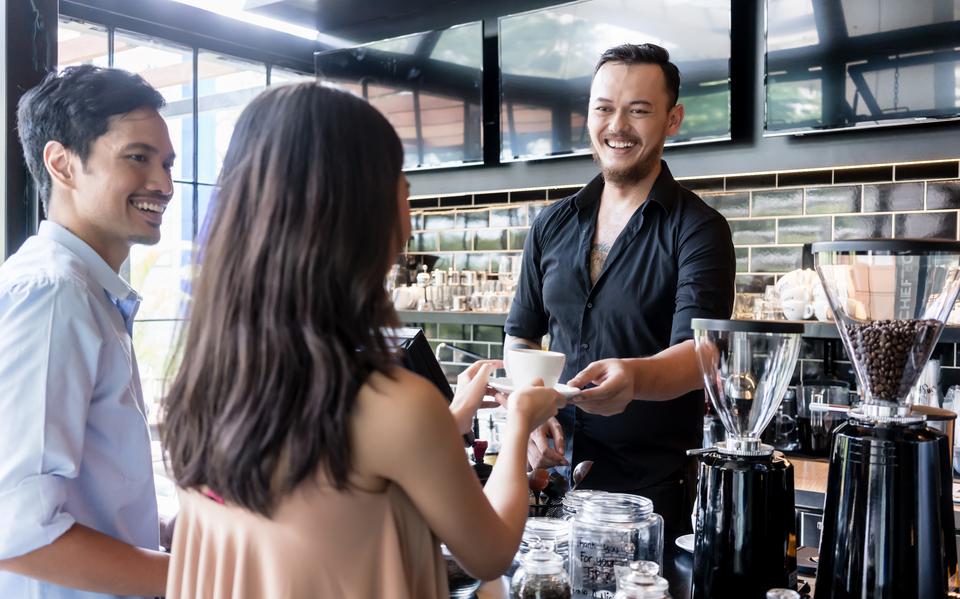 Een werknemer in de horeca.