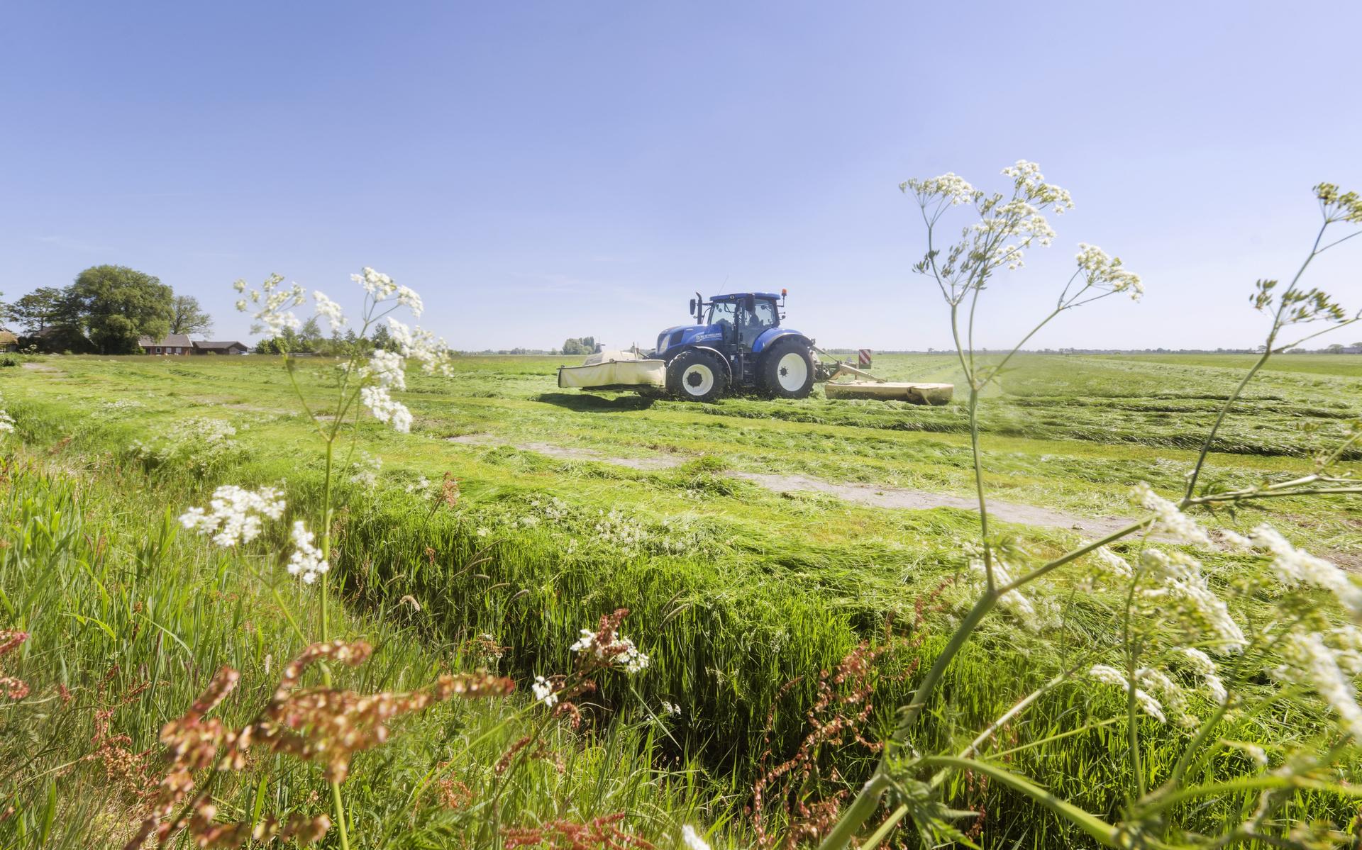 Boeren zijn deze dagen bezig met de zogenoemde eerste snede gras van het jaar binnen te halen.  
