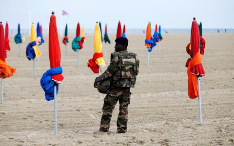 Beveiliging op het strand tijdens een filmfestival. 