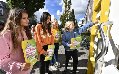 Kinderen van basisschool het Palet in Leeuwarden bellen aan voor de postzegelactie. Van links naar rechts: Demy Douma, Shanona Ketellapper, Benthe Wels en Alisa Abel.