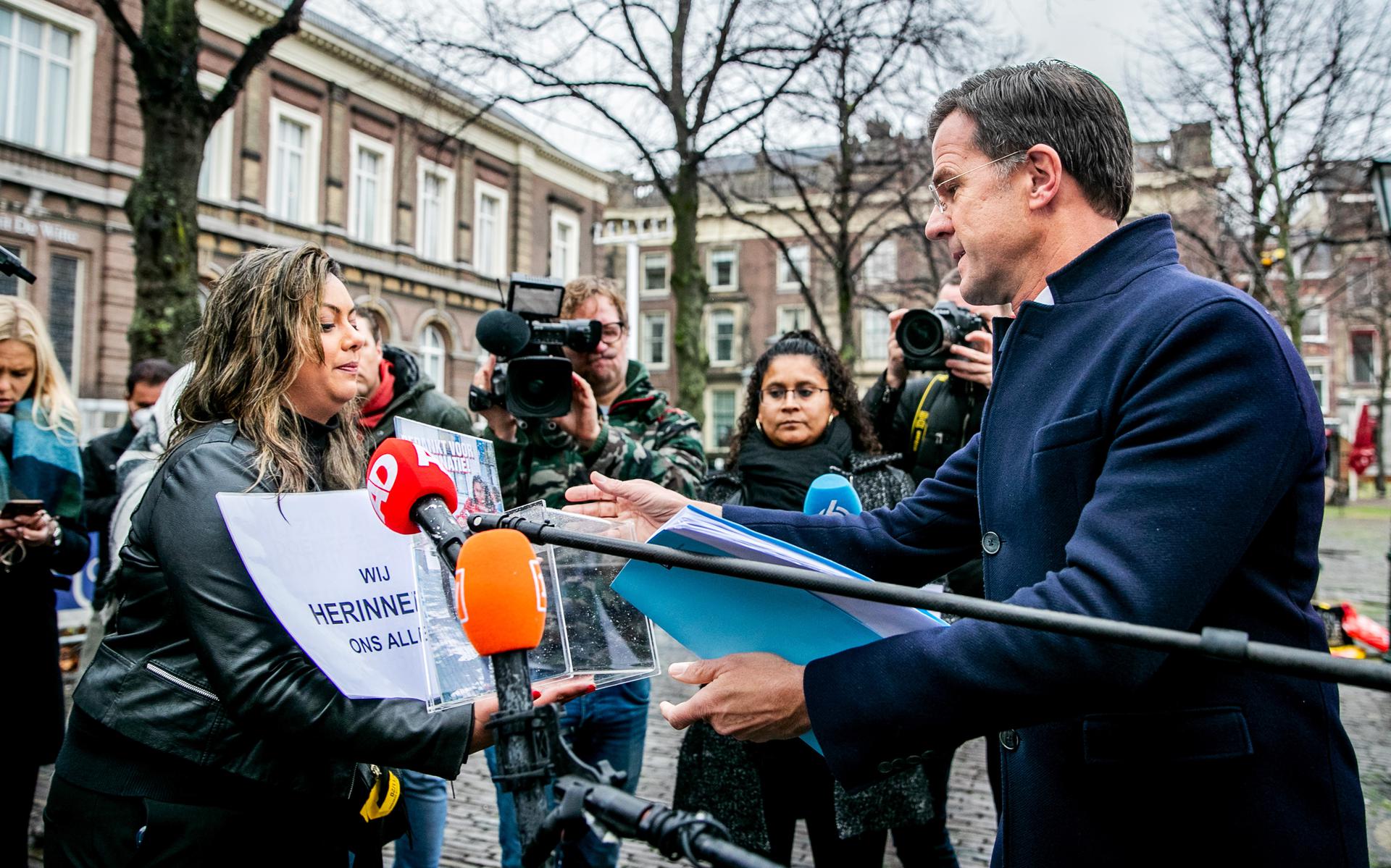 Gedupeerde ouders op het Plein in Den Haag afgelopen mei. Ze spreken even met demissionair premier Mark Rutte voor hij over de toeslagenaffaire wordt verhoord door de parlementaire ondervragingscommissie Kinderopvangtoeslagen.
