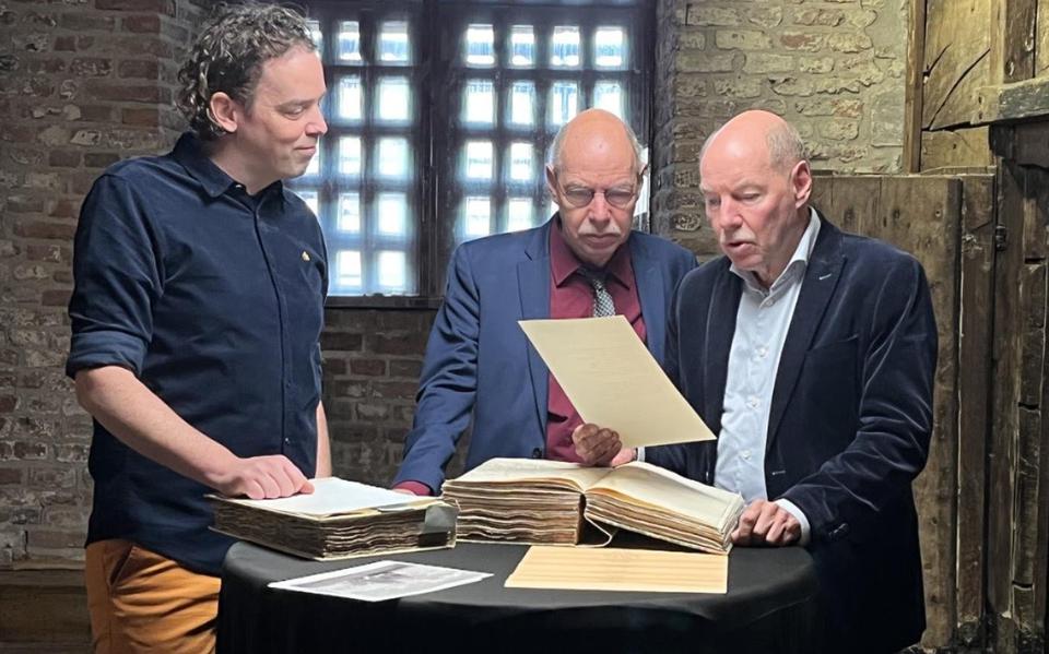 Hans (m) en Wim Anker met de Zeeuwse archivaris Ilja Mostert.
