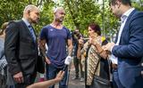 Dutchbatters Olaf Nijeboer (l) en Remko de Bruijne praten in 2019 met een 'moeder van Srebrenica'.