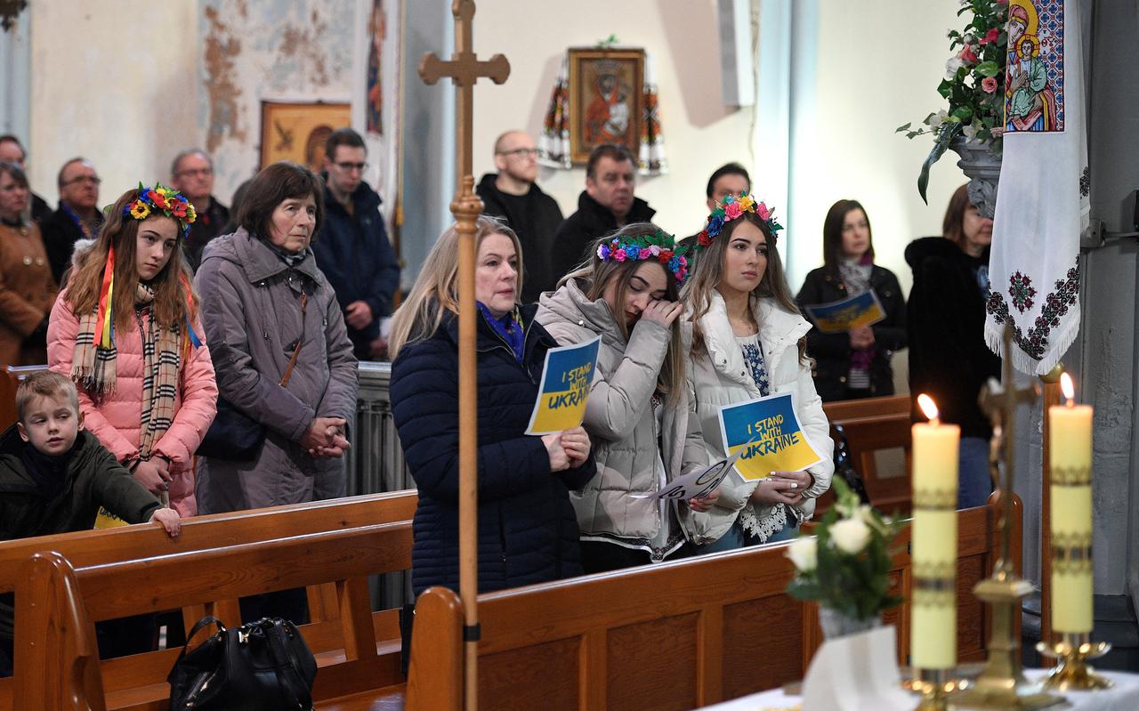 Wereldwijd wordt in kerken voor Oekraïne gebeden, zoals hier door Oekraïnse-Katholieke Kerk in Nottingham. 