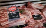 De inflatie in Nederland blijft op een hoog niveau, met name door een verdere stijging van de prijzen van voedingsmiddelen. De prijsstijging van 10,5 procent van vlees droeg hieraan het meeste bij. 