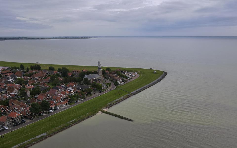 Een luchtfoto van het IJsselmeer bij Hindeloopen. 