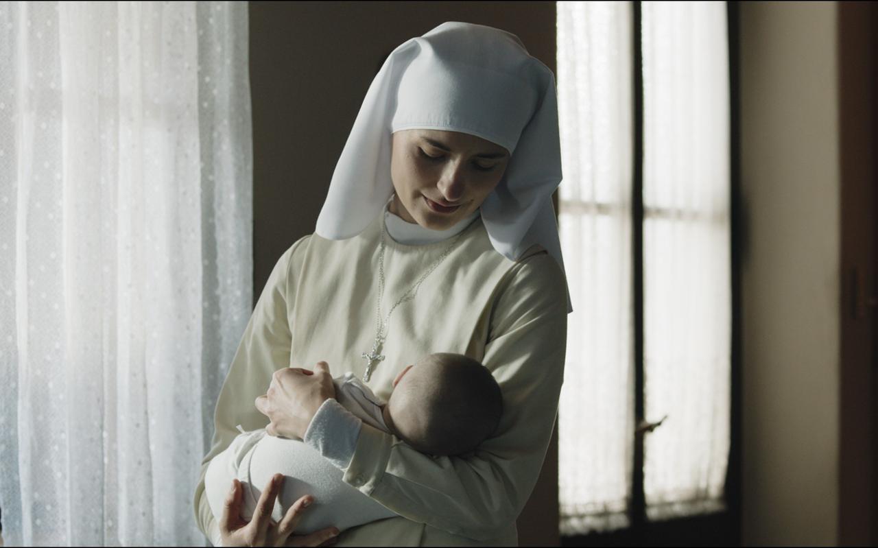 Zuster Paola zorgt voor een baby van wie de moeder de wereld intrekt.