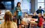 Tialda Hoogeveen geeft een workshop over het Friese kinderboek op basisschool ’t Holdersnêst in Harkema.