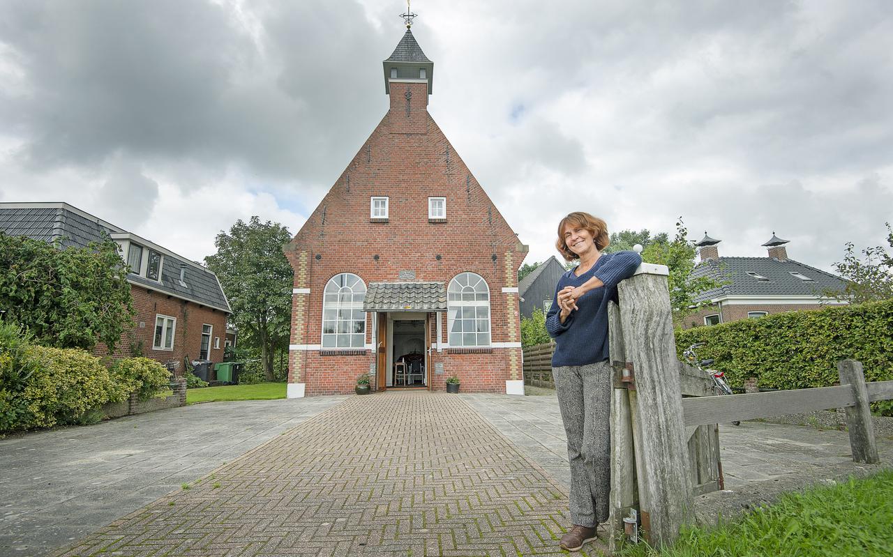 Anje Wester-Koopmans voor de Eben Haëzerkerk in Earnewâld. 