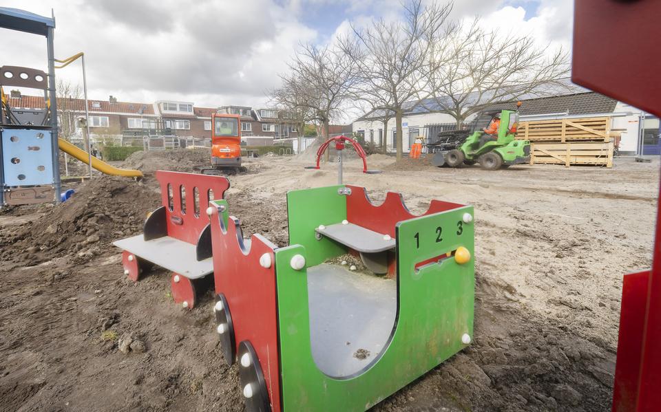 Vernieuwing van een speeltuin in Huizum-West in Leeuwarden met nieuwe toestellen in maart 2025. 