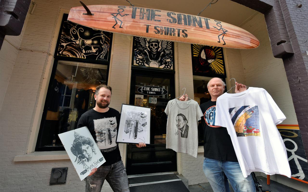 Rudi Jacobs (rechts), eigenaar van T-shirtwinkel The Saint met T-shirts met werk van Connie Harkema (r.) en Claudia Hek (l.) in zijn handen. En tekenaar Edward Kobus met de tekeningen en een van de kunst T-shirts die hij maakte voor het project LionsArt met kunst van Friese kunstenaars.