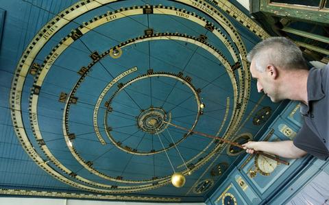 Adrie Warmenhoven van het Koninklijk Eise Eisinga Planetarium in Franeker.
