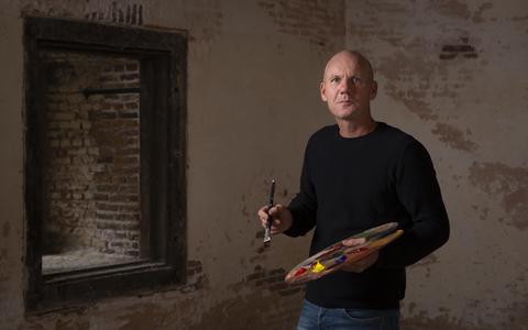 Thomas Burger uit Witmarsum schildert mee in het programma 'Project Rembrandt'. 