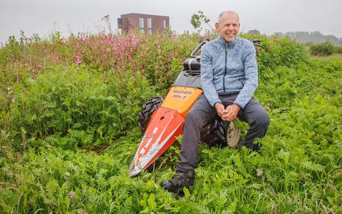Jaap Mekel, de beste bermbeheerder van Nederland, met zijn messenbalkmaaier bij het Ecomunitypark in Oosterwolde, waar hij het groen beheert. 