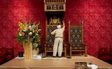 In de Koninklijke Schouwburg werden de laatste voorbereidingen getroffen in aanloop naar Prinsjesdag. Vanwege de verbouwing van het Binnenhof is de troonrede niet in de Ridderzaal. 
