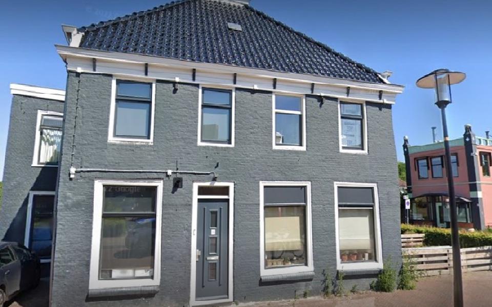 Het pand van voormalig café-restaurant De Roskam op de hoek van de Voorstraat en de Stationsstraat in Buitenpost.