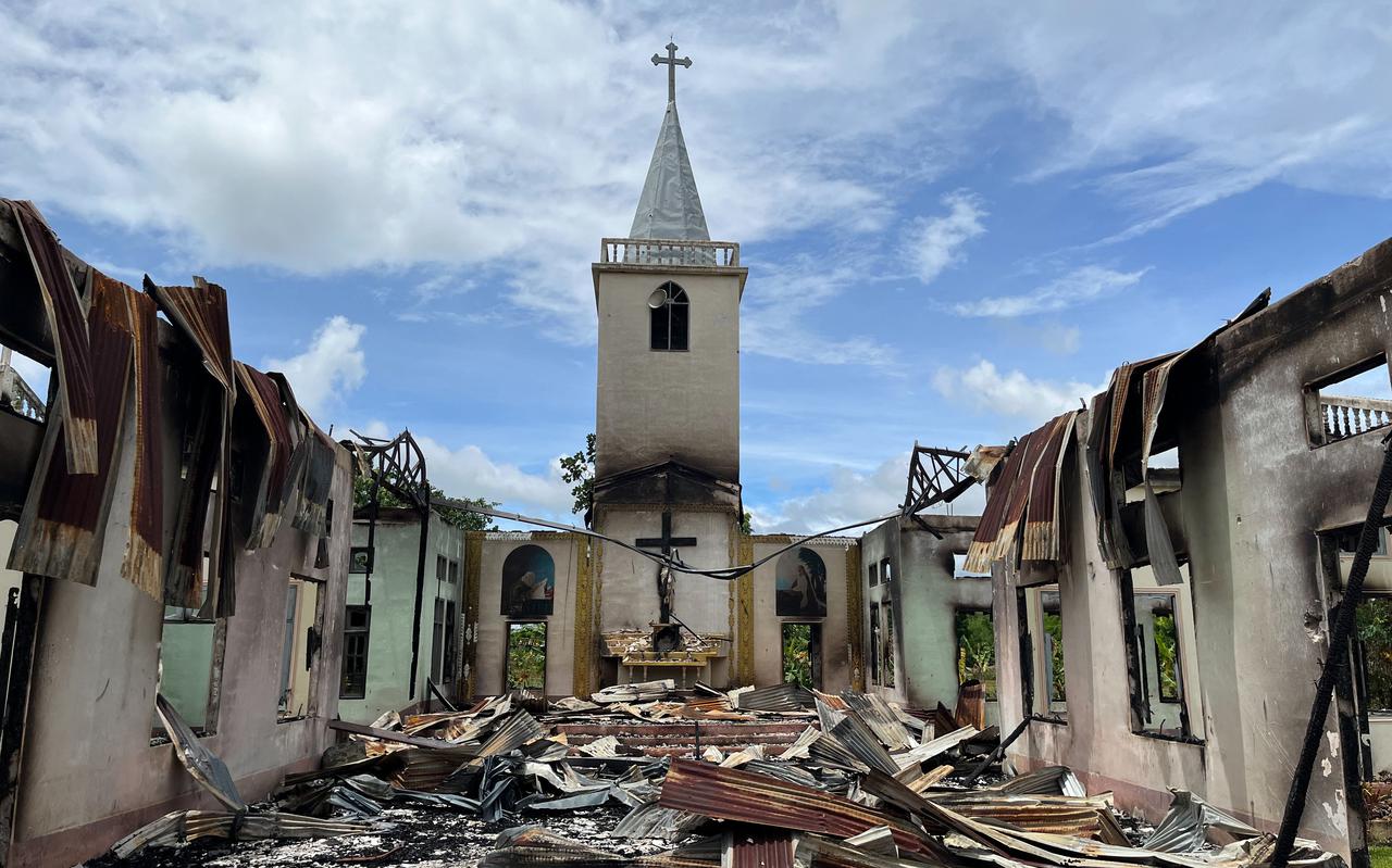 Een door Myanmarese militairen vernietigde kerk, in de zomer van 2022.