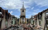 Een door Myanmarese militairen vernietigde kerk, in de zomer van 2022. 