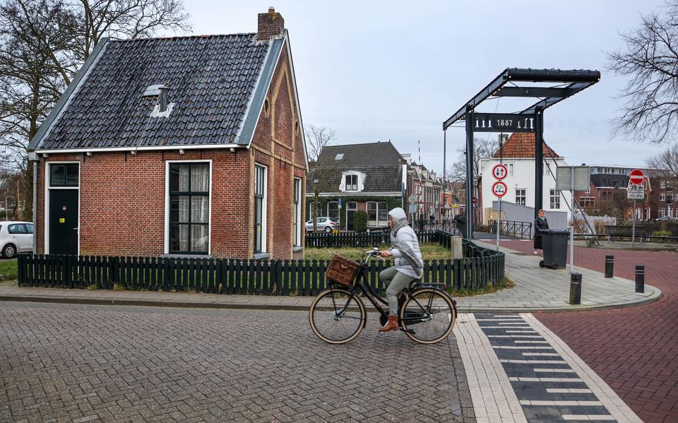 Het voormalige brugwachtershuisje bij de Laatste Stuiverbrug in Sneek. 