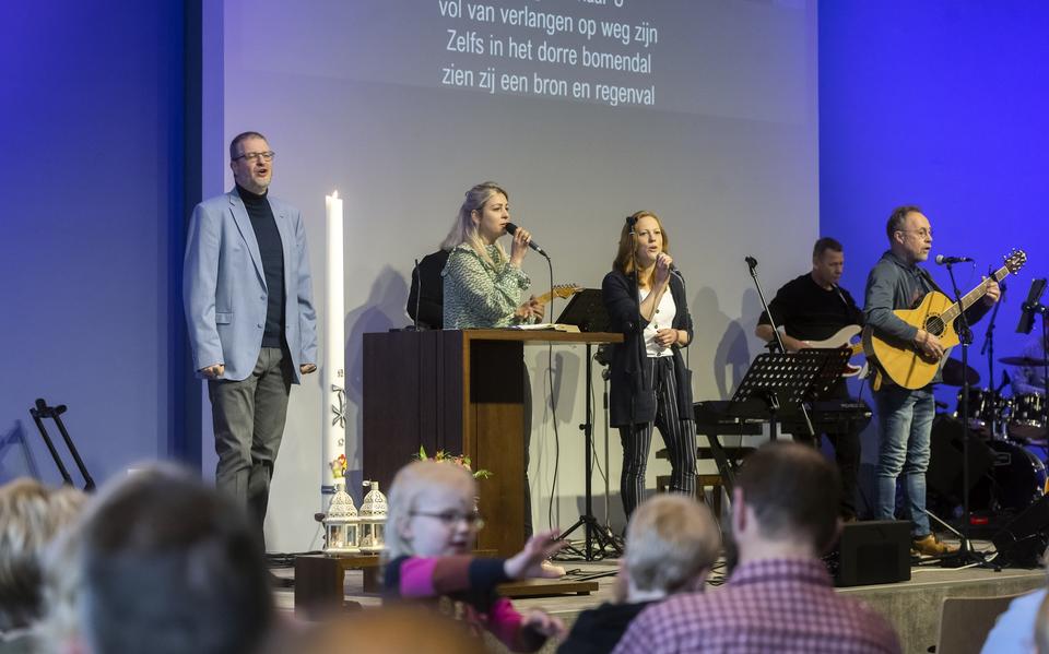 Dominee Bernard Terlouw (geheel links) tijdens de dienst afgelopen zondag in de kerk van De Westereen.
