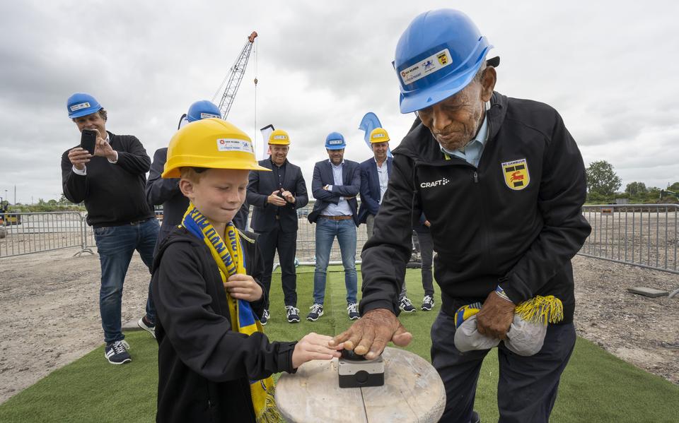 De supporters Alexander (96) en Jesse (7) geven het symbolische startsein voor de bouw van het nieuwe Cambuurstadion. 